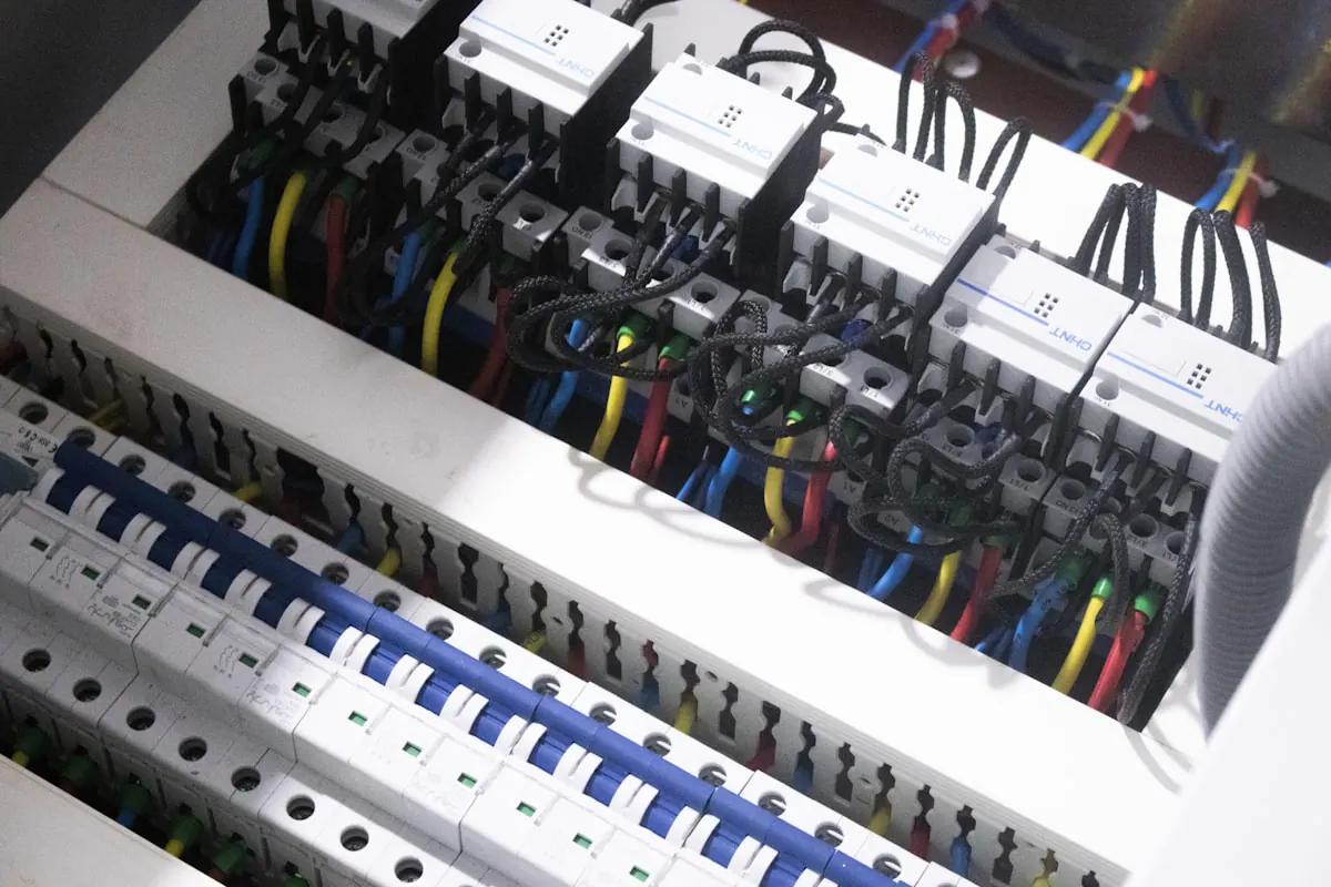 Electrical wiring inside a breaker box